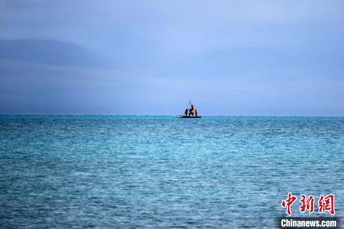 從岸邊營地以長焦鏡頭遠眺，科考隊員在巴木錯作業?！?lt;a target='_blank' ><p  align=