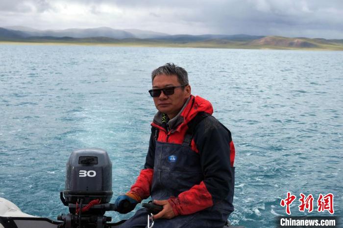 本次科考領隊、中科院青藏高原所侯居峙研究員駕駛充氣快艇。　<a target='_blank' ><p  align=