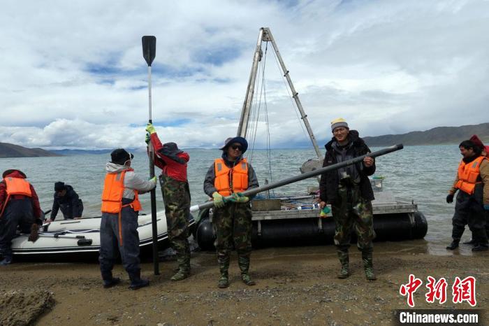 科考隊員從巴木錯采樣歸來?！?lt;a target='_blank' ><p  align=