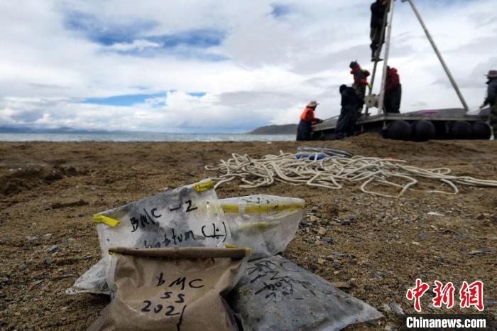 科考隊員從巴木錯采集的科研樣品?！?lt;a target='_blank' ><p  align=