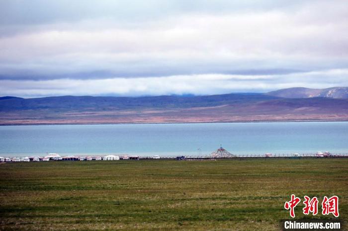 西藏安多縣茲格塘錯岸邊帳篷林立，旅游業發展勢頭良好?！?lt;a target='_blank' ></p><p  align=