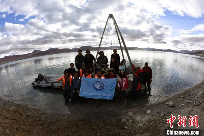 科考隊員在結則茶卡湖岸邊合影?！?lt;a target='_blank' ></p><p  align=