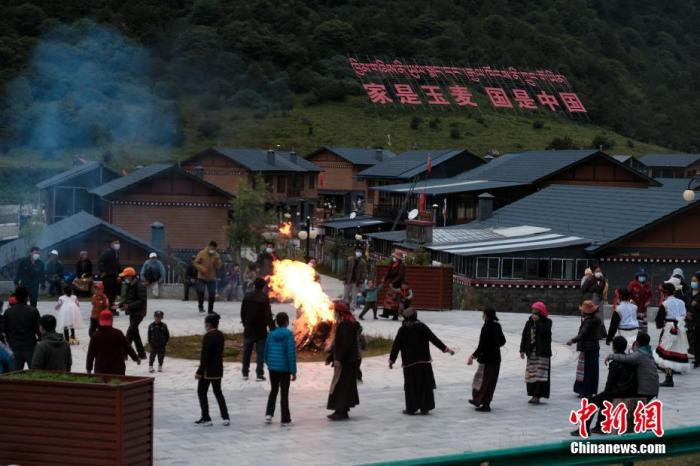 圖為8月5日，玉麥鄉民眾在鄉里跳鍋莊舞，從前的“三人鄉”熱鬧起來了。 <a target='_blank' ></p><p  align=