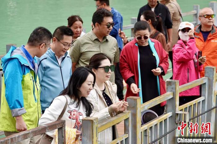 全國新的社會階層人士服務團考察林芝巴河鎮生態保護項目。　尼瑪旦增供圖