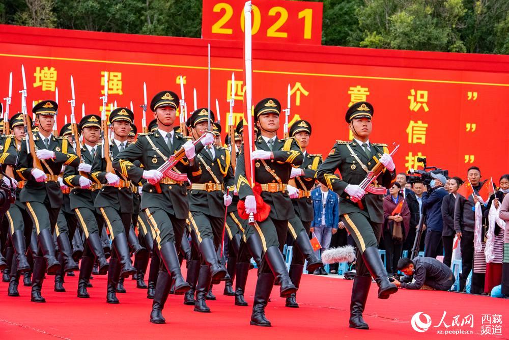 8月19日10時，慶祝西藏和平解放70周年大會在拉薩市布達拉宮廣場隆重舉行。這是大會舉行升旗儀式。徐馭堯 攝