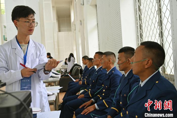 圖為研究團隊成員登記消防員信息。　趙朗 攝