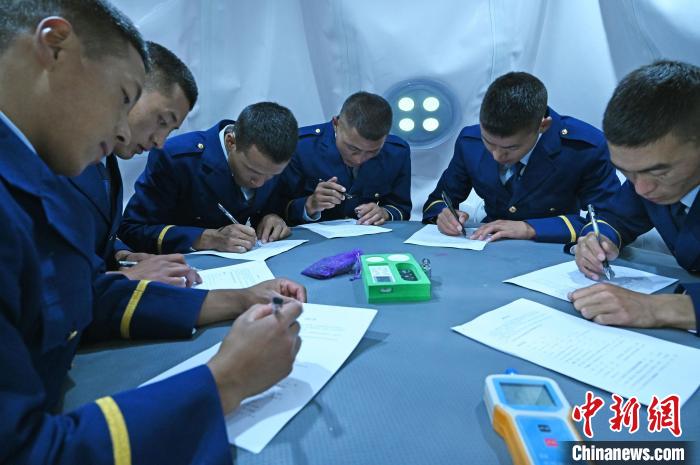 圖為消防員在高壓氧艙內填寫問卷。　趙朗 攝