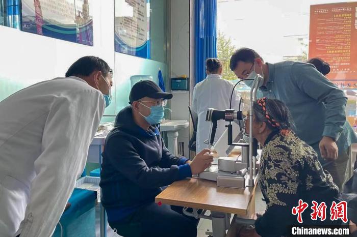 圖為9月10日，專家在日喀則藏康醫院開展義診活動。　梁雅琪 攝