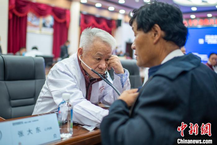 圖為專家團隊在日喀則市開展義診活動。　旦增努布 攝