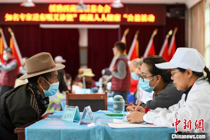 圖為9月11日，西藏日喀則桑珠孜區東嘎鄉義診現場。　江飛波 攝