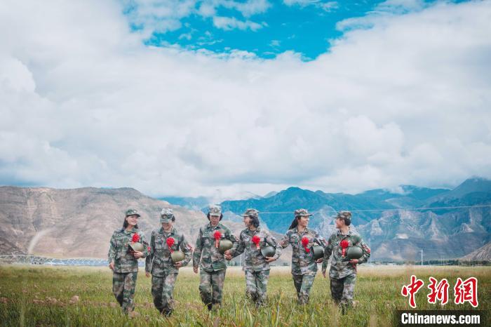 圖為身戴“首跳光榮”大紅花的女兵。　王述東 攝