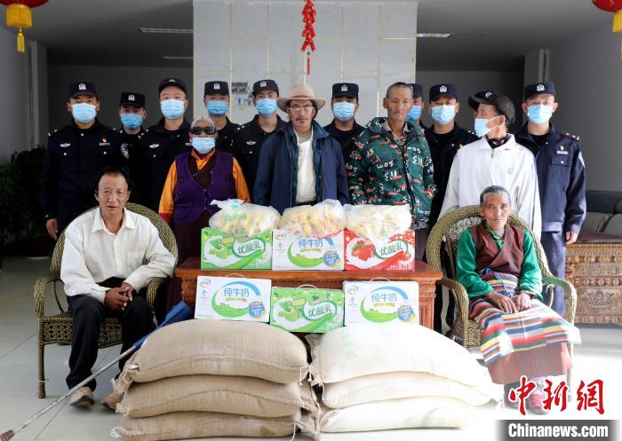 西藏普蘭邊檢民警：讓孤寡老人迎來有“兒女”陪伴的溫馨重陽節