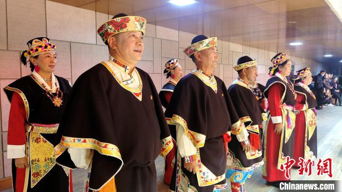 圖為西藏老年舞蹈隊(duì)在后臺(tái)準(zhǔn)備上場(chǎng)?！∝暽＠?攝