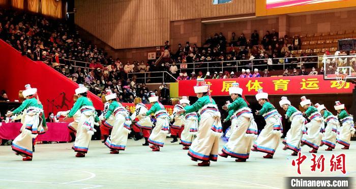 圖為西藏老年舞蹈隊(duì)齊跳傳統(tǒng)鍋莊舞。　貢桑拉姆 攝