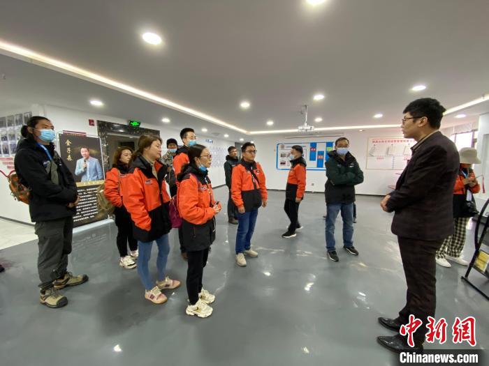 圖為2021瀾湄萬里行中外媒體在昌都新區采訪。　李江寧 攝