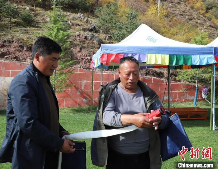 圖為護林員操作體驗滅火裝備。 昌都市森林消防支隊 供圖