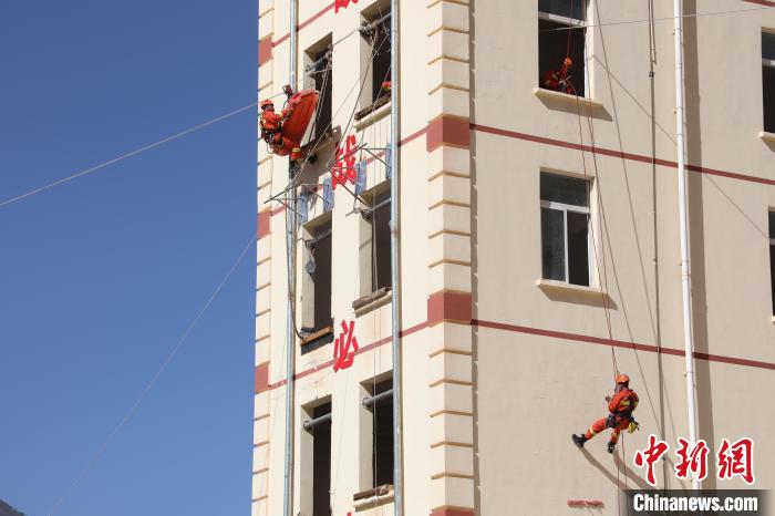 圖為消防指戰員進行繩索救援演練。　朱科熹 攝
