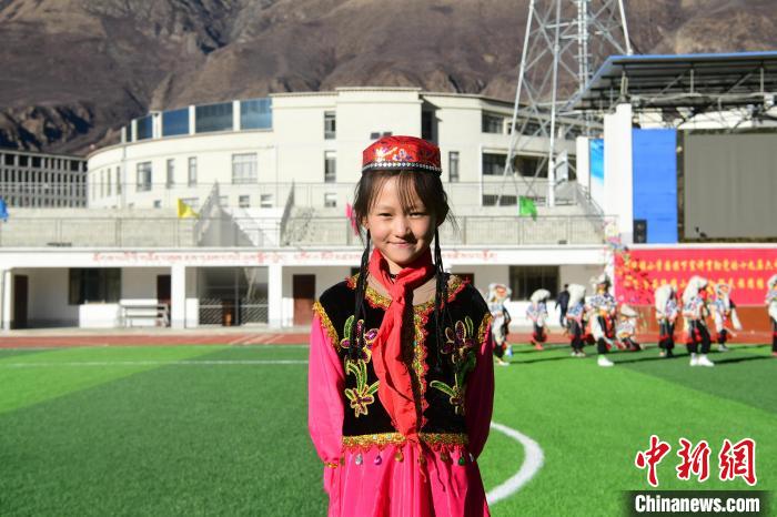 圖為加查縣安繞鎮(zhèn)小學(xué)回族學(xué)生馬萍。　貢嘎來(lái)松 攝