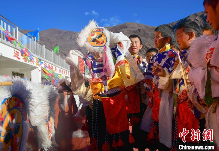 圖為加查縣安繞鎮(zhèn)小學(xué)學(xué)生在試穿藏戲面具。　貢嘎來(lái)松 攝