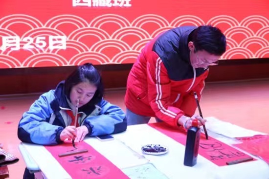 現場書寫春聯。梁超攝