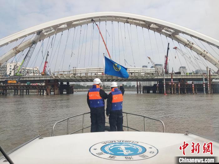 藏族小伙甲板上的春節：從雪域高原到深藍大海