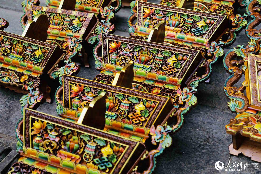 年貨市場上的切瑪盒。（切瑪盒是藏歷新年吉祥物，是在精制斗型木盒中用隔板分開，分別盛入炒麥粒和糌粑，插上“仔卓”，象征著人壽年豐、吉祥如意。）人民網 次仁羅布攝