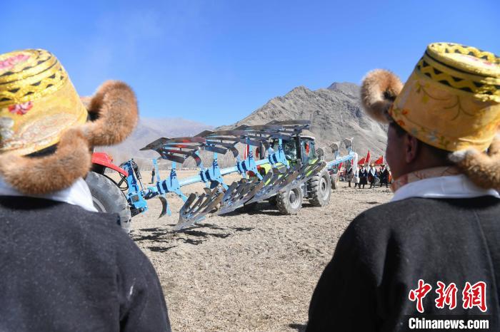 圖為拉薩市曲水縣茶巴朗村春耕儀式現(xiàn)場?！∝暩聛硭?攝