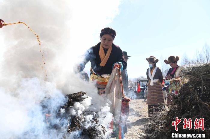 圖為拉薩市曲水縣茶巴朗村村民在春耕儀式前煨桑?！∝暩聛硭?攝