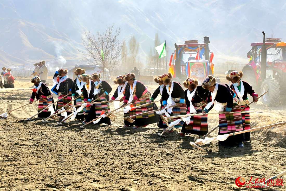 當?shù)卮迕裆碇?jié)日盛裝，舉行春耕儀式。人民網(wǎng) 次仁羅布攝
