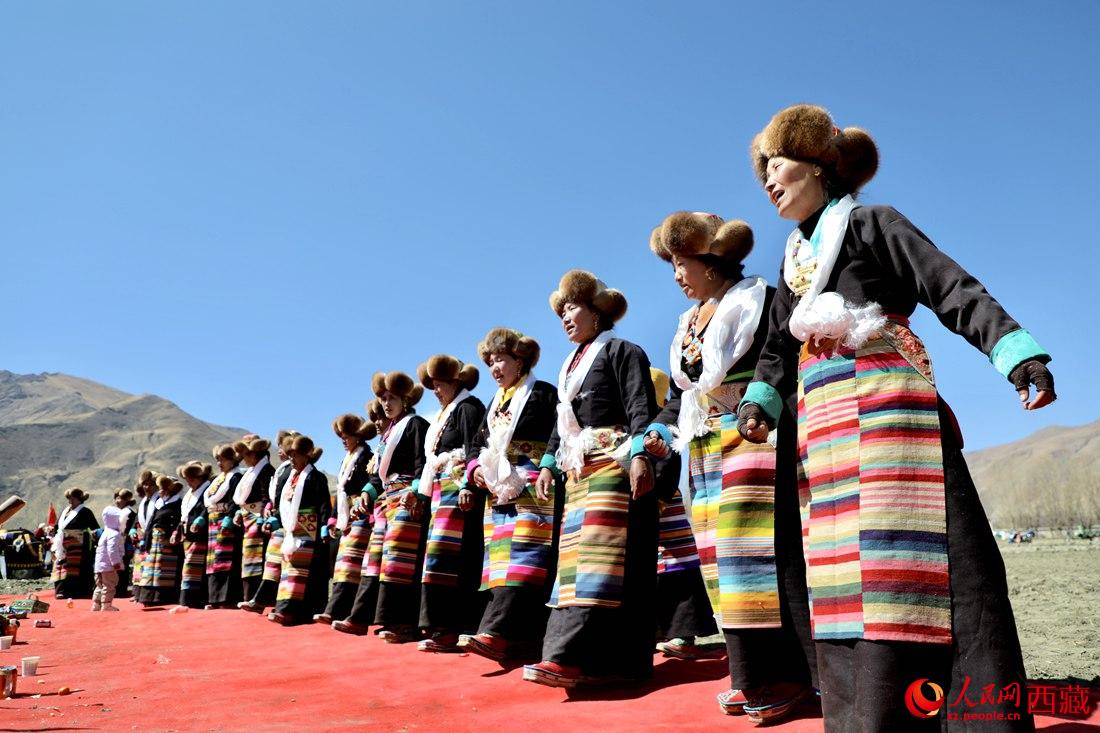 儀式結束后，農(nóng)田上仍洋溢著喜慶氣氛，村民們邊唱邊跳起了鍋莊舞。人民網(wǎng) 次仁羅布攝