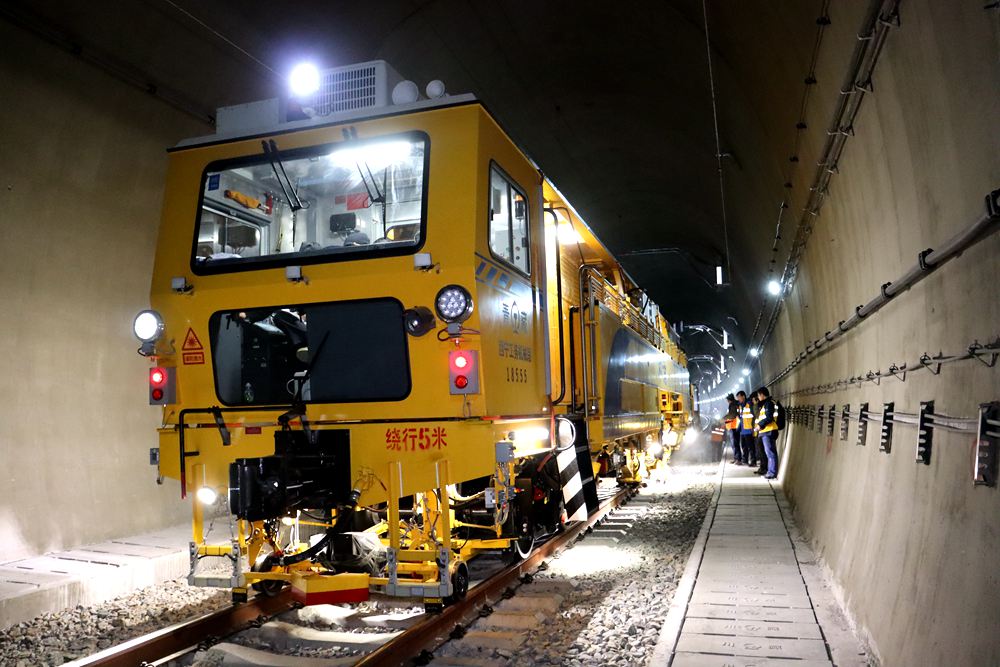 拉林鐵路迎來“大黃蜂”。祁國慶攝