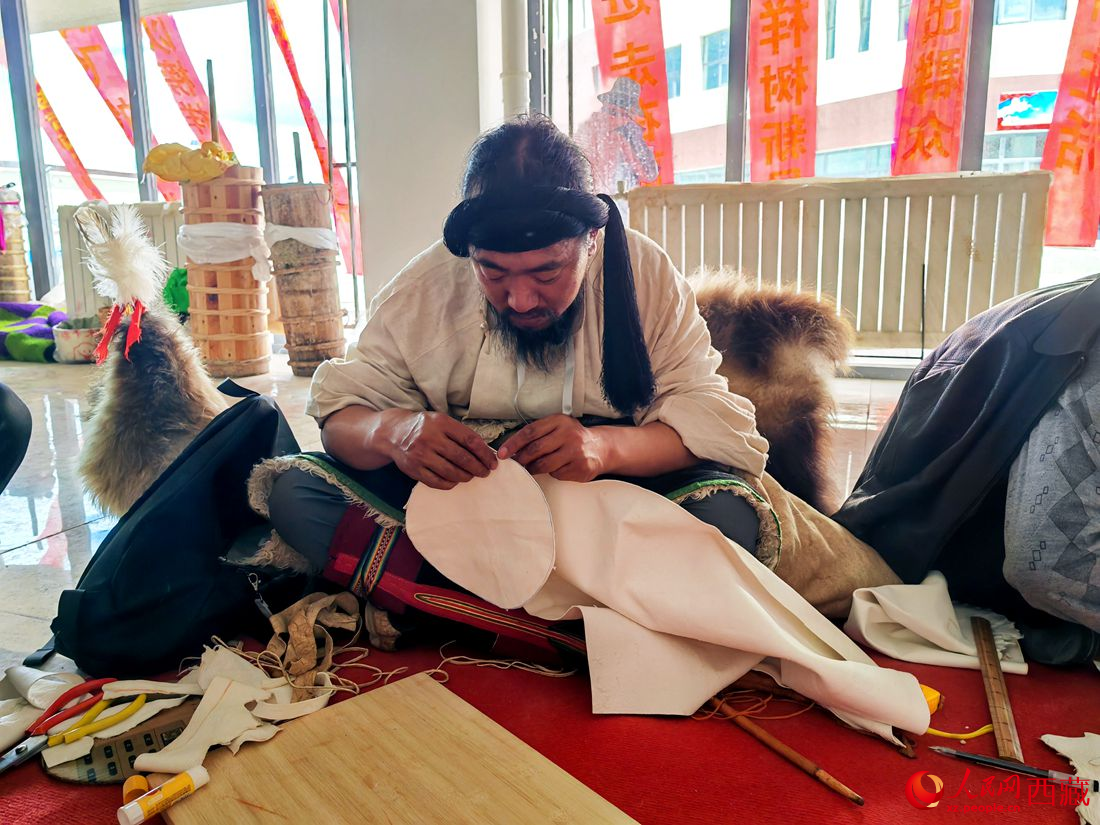 草原漢子變身裁縫。人民網 李海霞攝