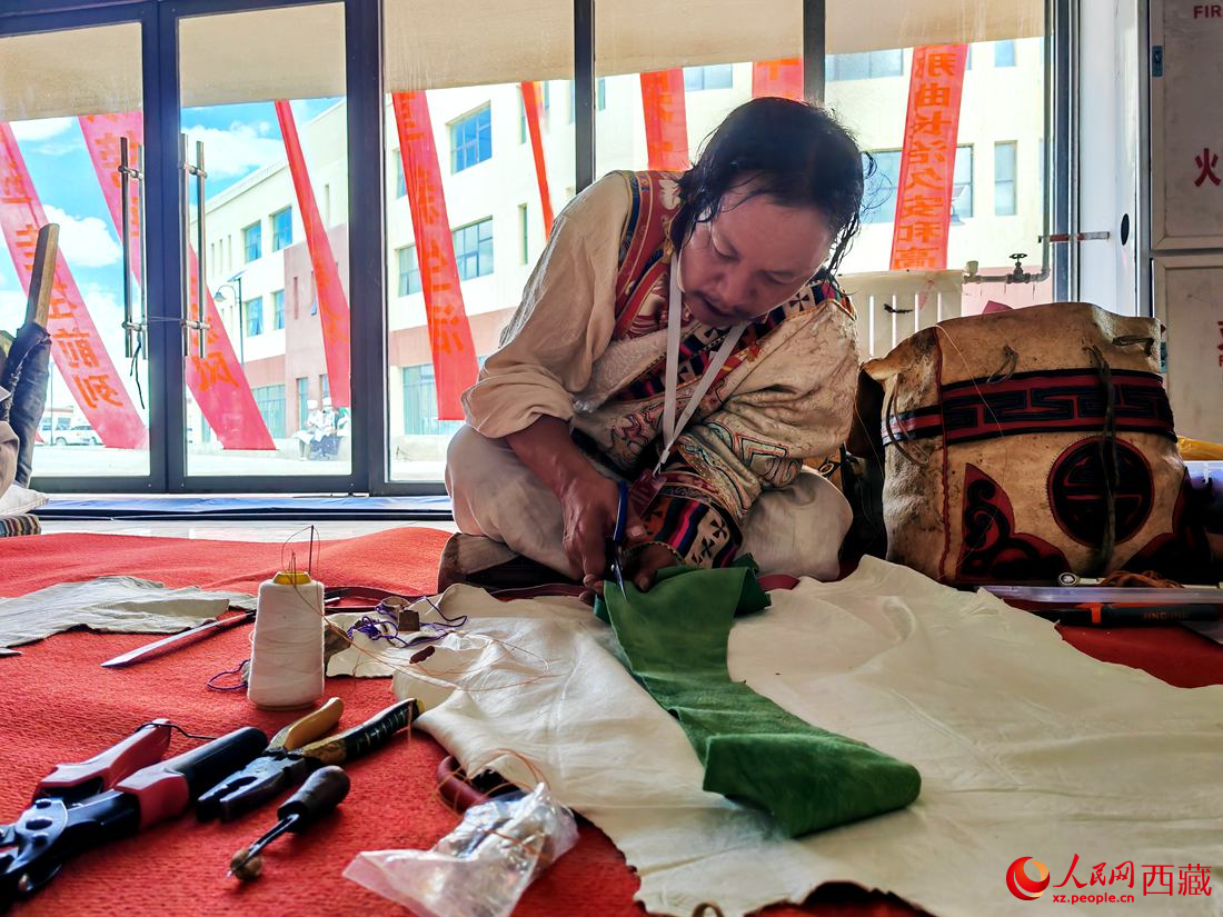 曾經的放牛娃學得一身好手藝。人民網 李海霞攝