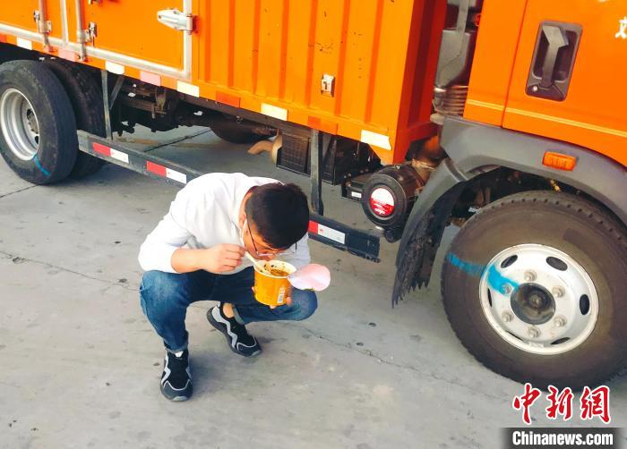 由于沿路疫情原因，閆光宇和朋友只能在服務(wù)區(qū)簡(jiǎn)餐。　鄭朋 攝