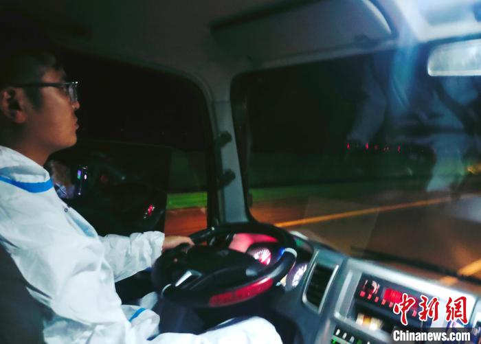 星夜疾馳，只為讓防疫物資早日抵達(dá)西藏。　鄭朋 攝
