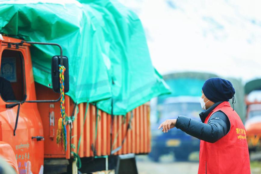 “紅馬甲”幫牧民順利轉場。洛克攝