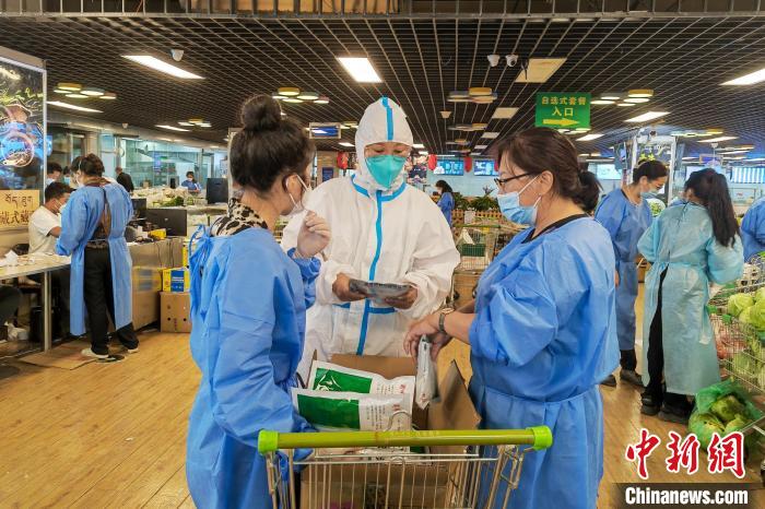 圖為疫情期間，西藏格拉丹東超市調(diào)配物資，保障市場(chǎng)供應(yīng)。　受訪者供圖