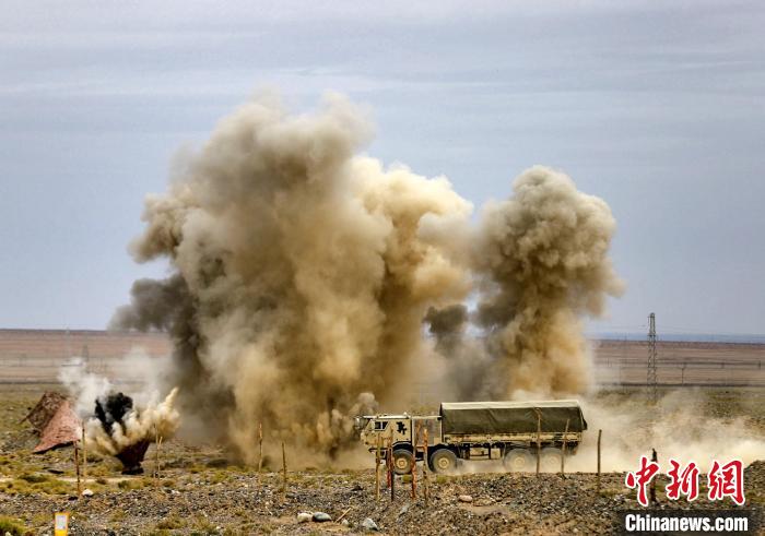 圖為模擬運輸分隊通過炮火路段。　 王先鋒 攝