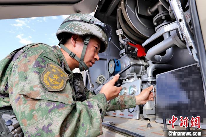 圖為群車加油科目演練現場。　 王先鋒 攝