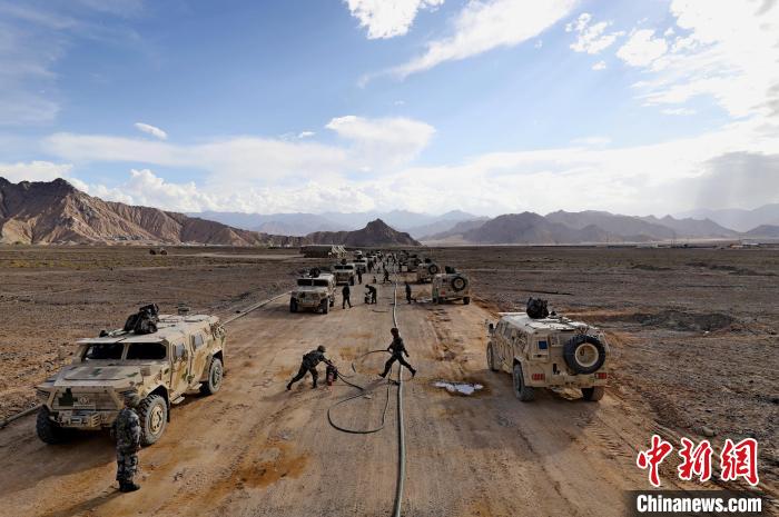 圖為群車加油科目演練現場。　 祁漢智 攝