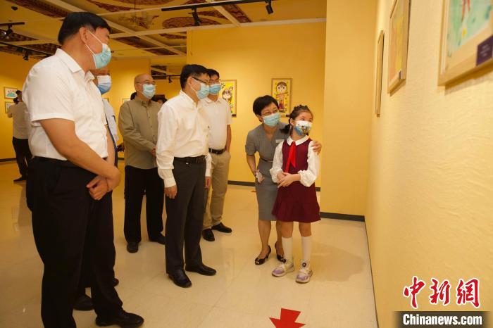 圖為與會嘉賓與入選畫作的“小作者”們一同觀展。　中國藏學研究中心供圖