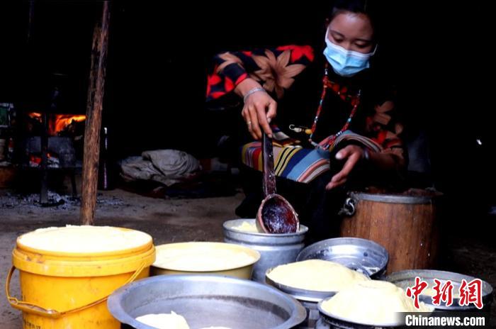 圖為牧民正在制作酥油。 日喀則文聯供圖