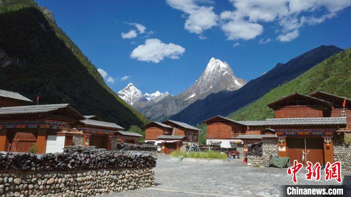 圖為西藏林芝市工布江達縣錯高古村。 謝牧 攝