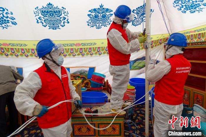 圖為西藏類烏齊縣供電部門(mén)為臨時(shí)隔離點(diǎn)50頂帳篷進(jìn)行用電接入。　洛松登珠 攝