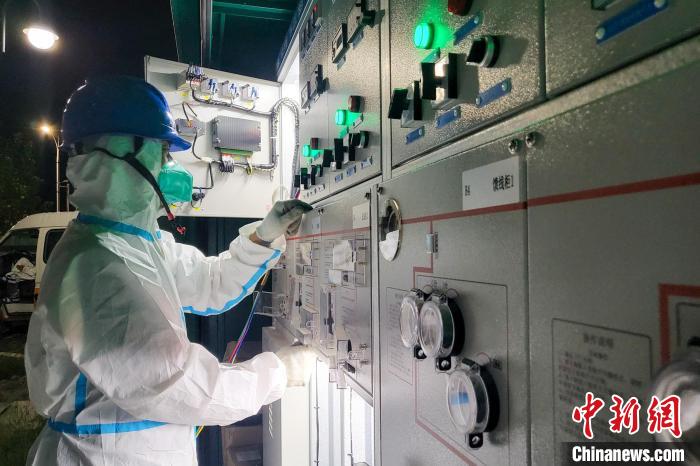 西藏電力部門(mén)順利完成方艙醫(yī)院供電設(shè)備安全可靠接入。　王大飛 攝