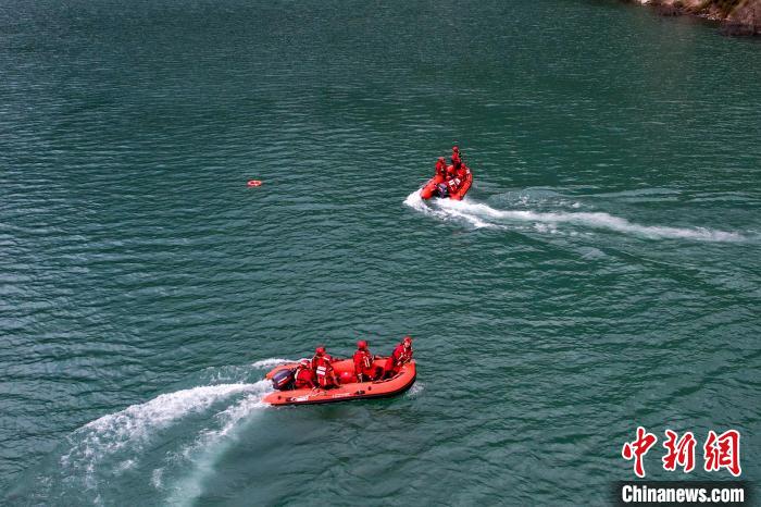 消防員操作舟艇進行s型繞標。　侯杰 攝