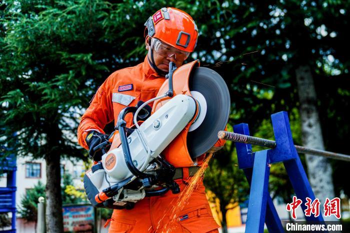 西藏林芝森林消防年度綜合救援技能大練兵活動現場。　侯杰 攝