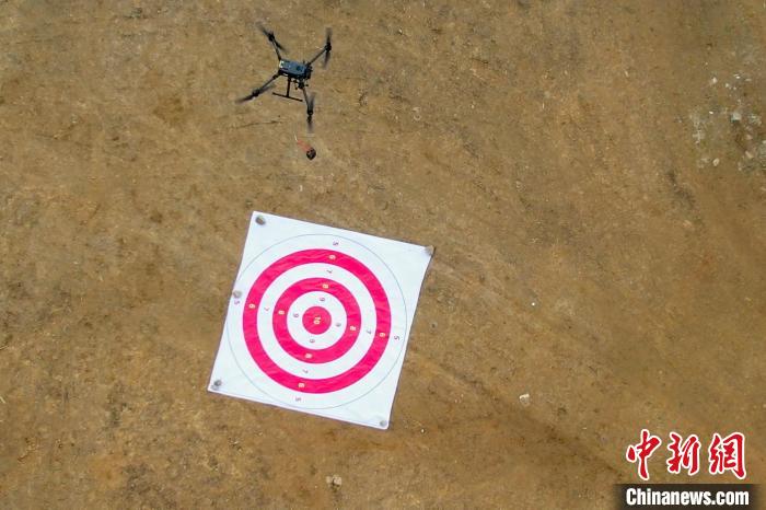 圖為消防員利用無人機空投滅火彈。　楊永龍 攝