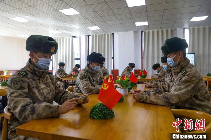 圖為阿里軍分區(qū)某邊防團(tuán)組織官兵通過(guò)手機(jī)收聽(tīng)收看二十大開(kāi)幕盛況。　劉曉東供圖