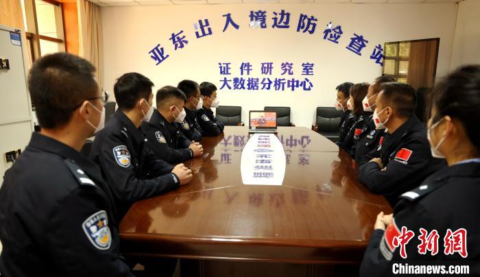 圖為西藏亞?wèn)|出入境邊防檢查站組織民警收看二十大開(kāi)幕會(huì)直播。　亞?wèn)|出入境邊防檢查站供圖